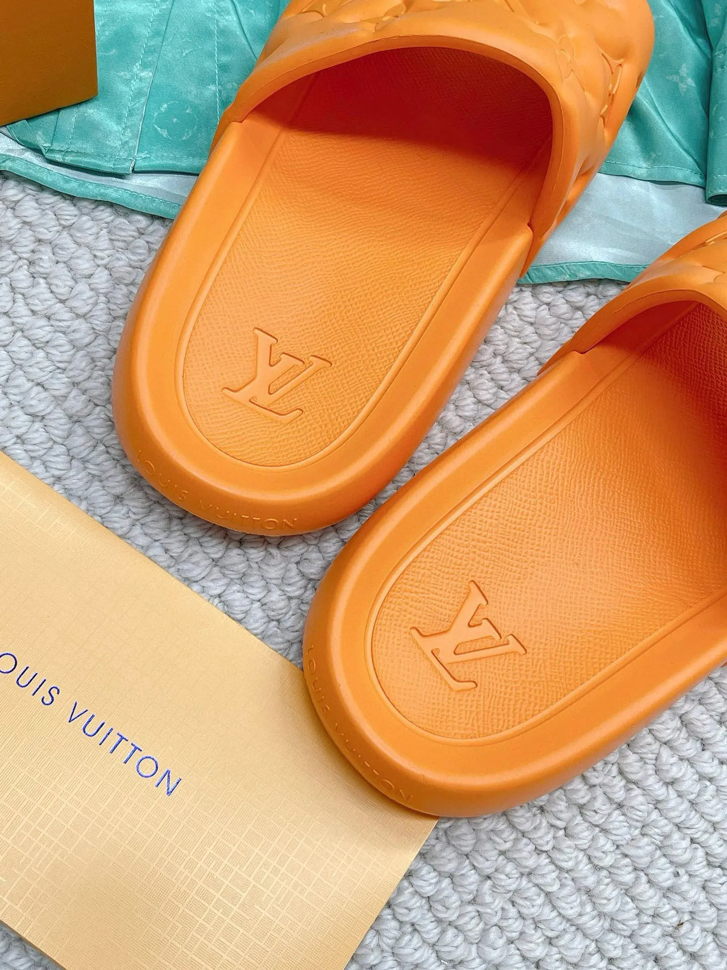 Factory price: 260💰【𝐋𝐕 Slippers】▪️Shoe size: Men's 38-45 ▪️Packaging: Counter top quality~original packaging 𝟐𝟎𝟐3 Louis Vuitton counter's new embossed slippers, L's monogram embossed slippers, Waterfront sandals are back, the upper buckle is embossed with LV's iconic Monogram pattern. Made of waterproof rubber with a comfortable and resilient insole. The lightweight, flexible outsole is embossed with the Louis Vuitton logo. ▪️Fabric: Original molded rubber foam surface ▪️Technology: embossed logo ▪️Sole: Original molded rubber foam outsole ▪️Sole thickness: 3CM.